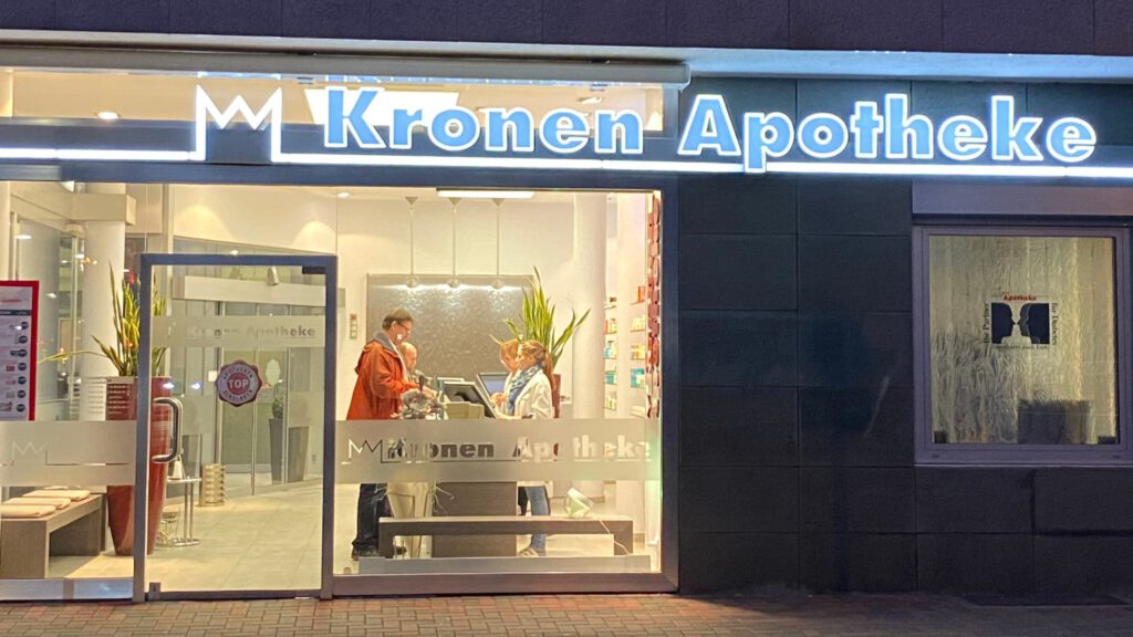 Kronen Apotheke Dinslaken – Außenansicht – Nacht Kronen Apotheke Dinslaken - Außenansicht - Nacht